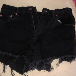 LEVI BLACK SHORTS